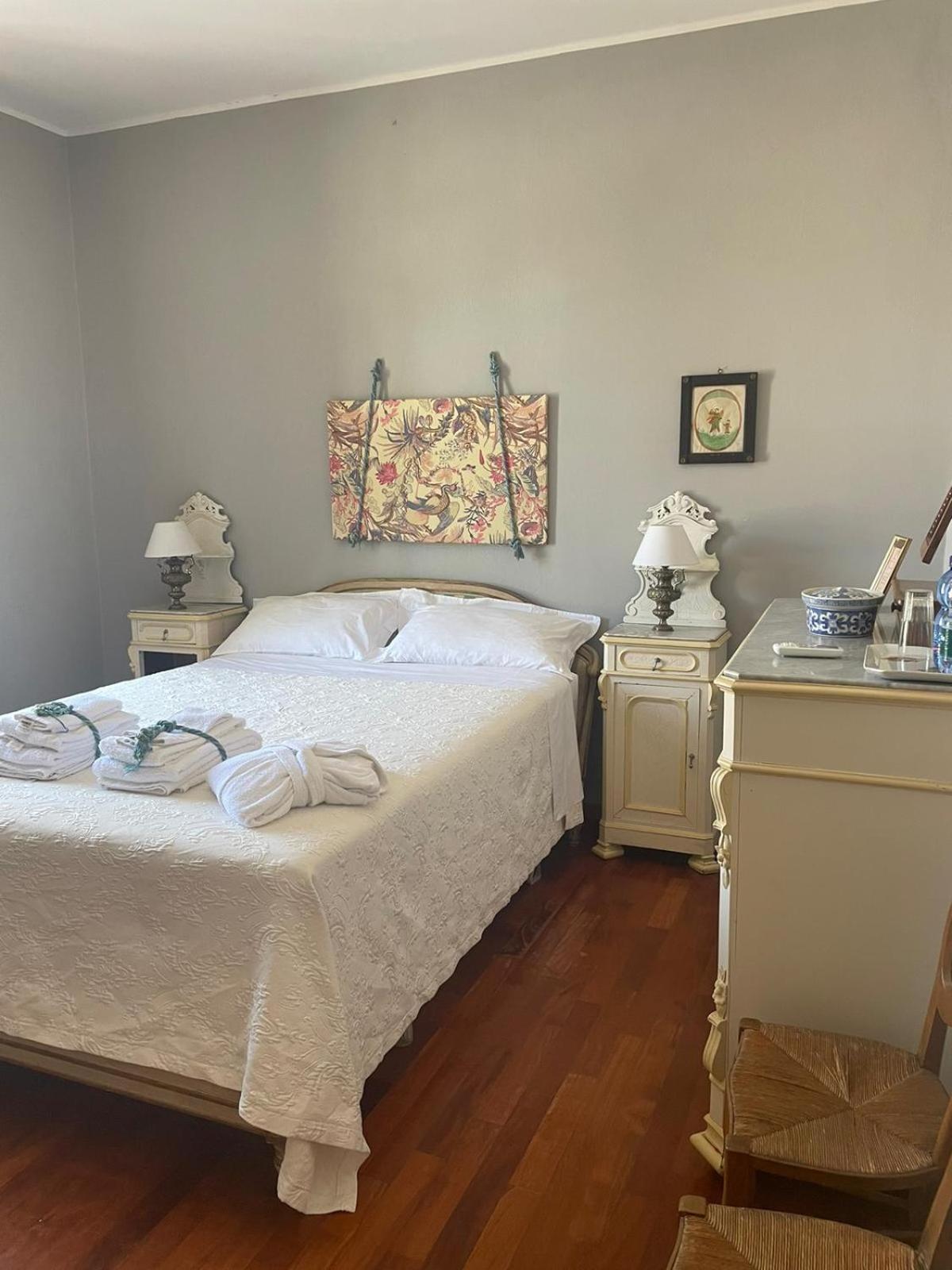 Palazzo Sismonda Bed and Breakfast Corneliano d'Alba Værelse billede