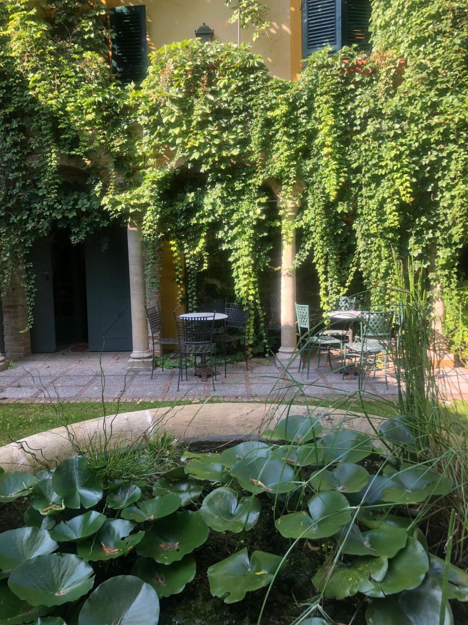Palazzo Sismonda Bed and Breakfast Corneliano d'Alba Eksteriør billede