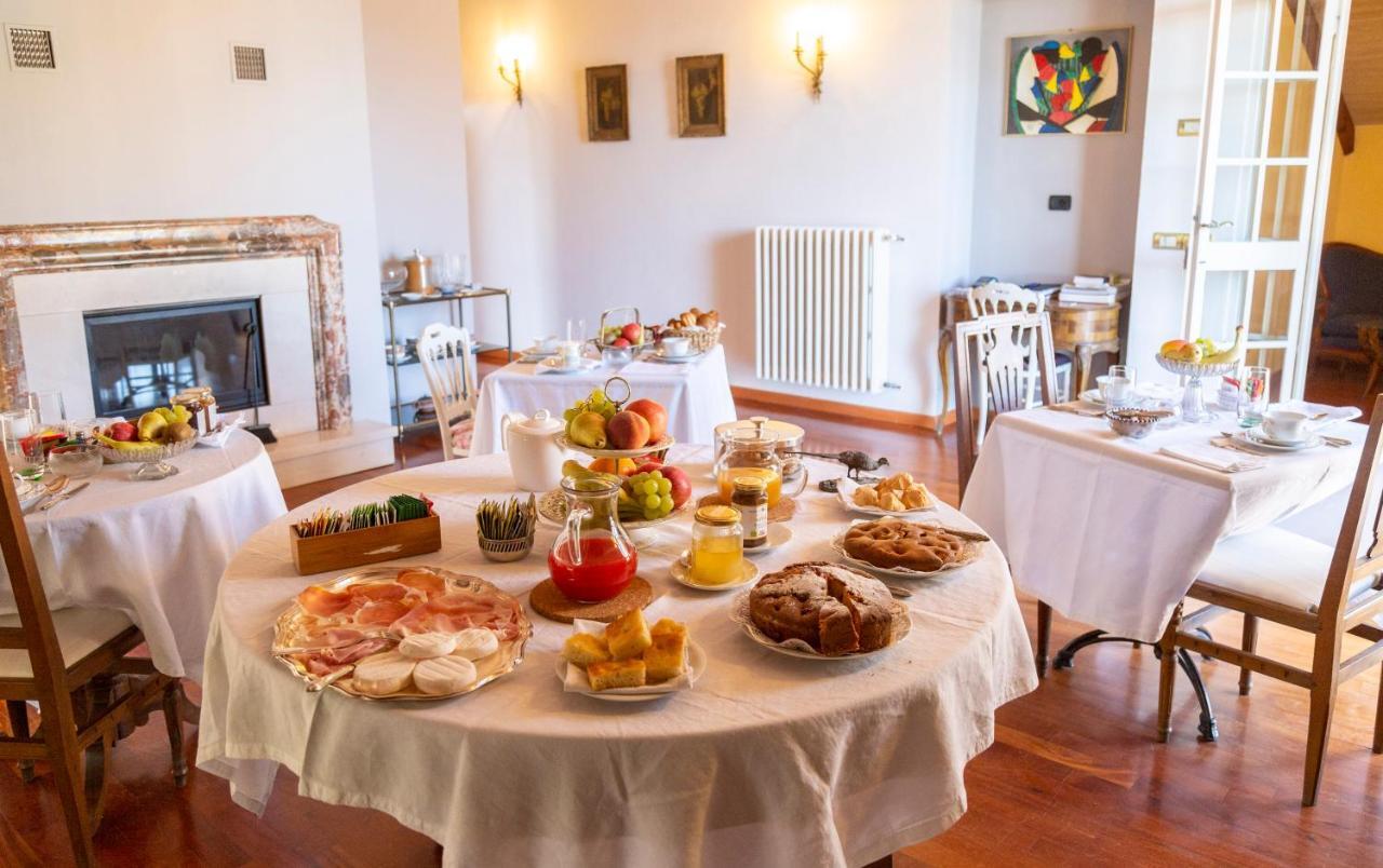 Palazzo Sismonda Bed and Breakfast Corneliano d'Alba Eksteriør billede