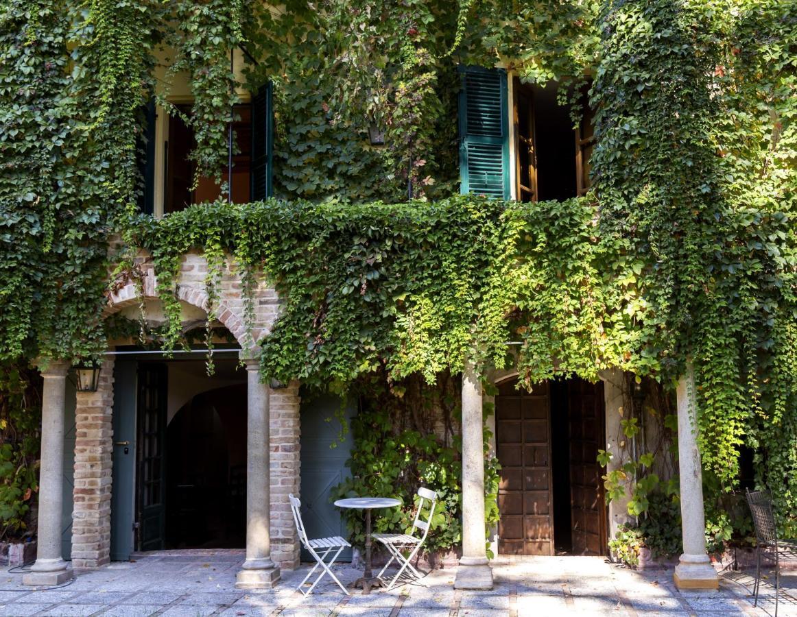 Palazzo Sismonda Bed and Breakfast Corneliano d'Alba Eksteriør billede