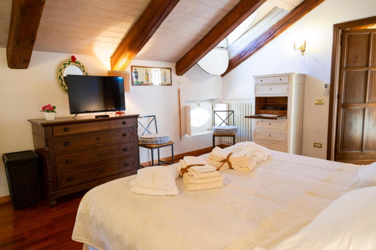 Palazzo Sismonda Bed and Breakfast Corneliano d'Alba Eksteriør billede