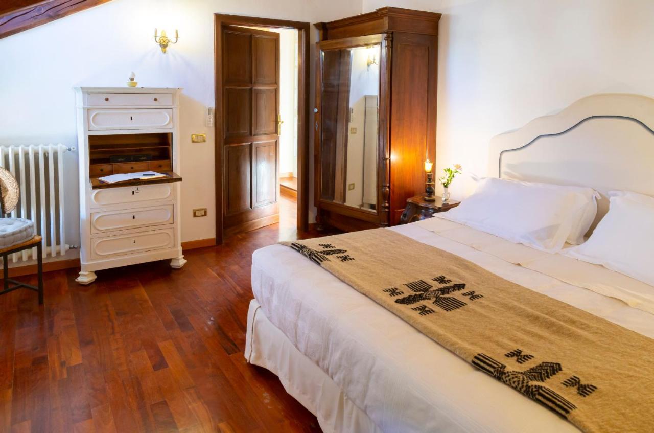 Palazzo Sismonda Bed and Breakfast Corneliano d'Alba Eksteriør billede