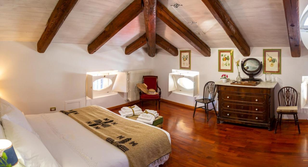 Palazzo Sismonda Bed and Breakfast Corneliano d'Alba Eksteriør billede